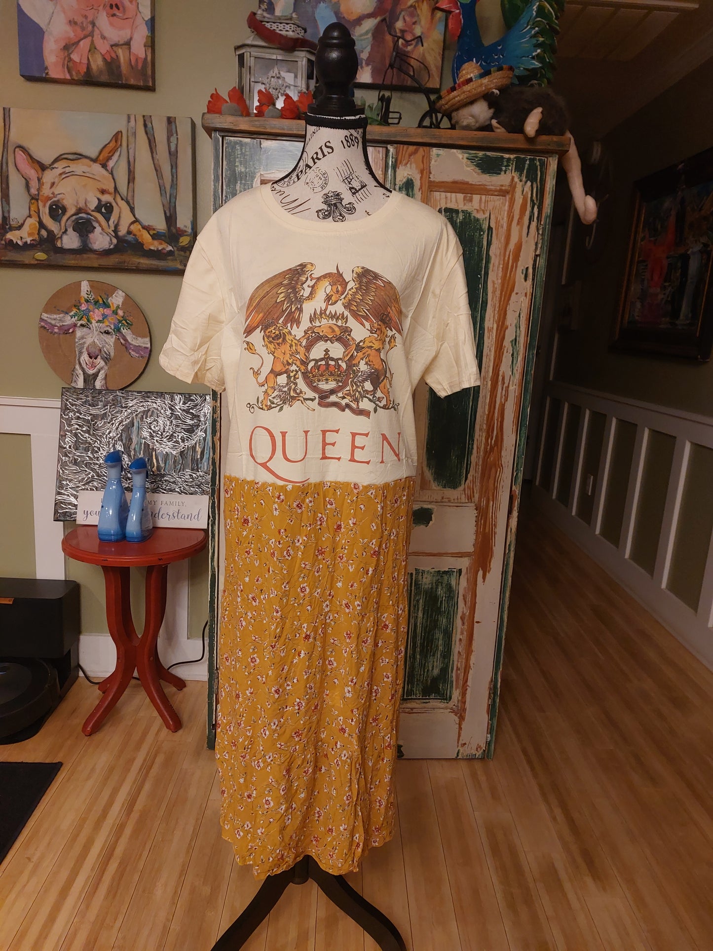 Queen short sleeve dress